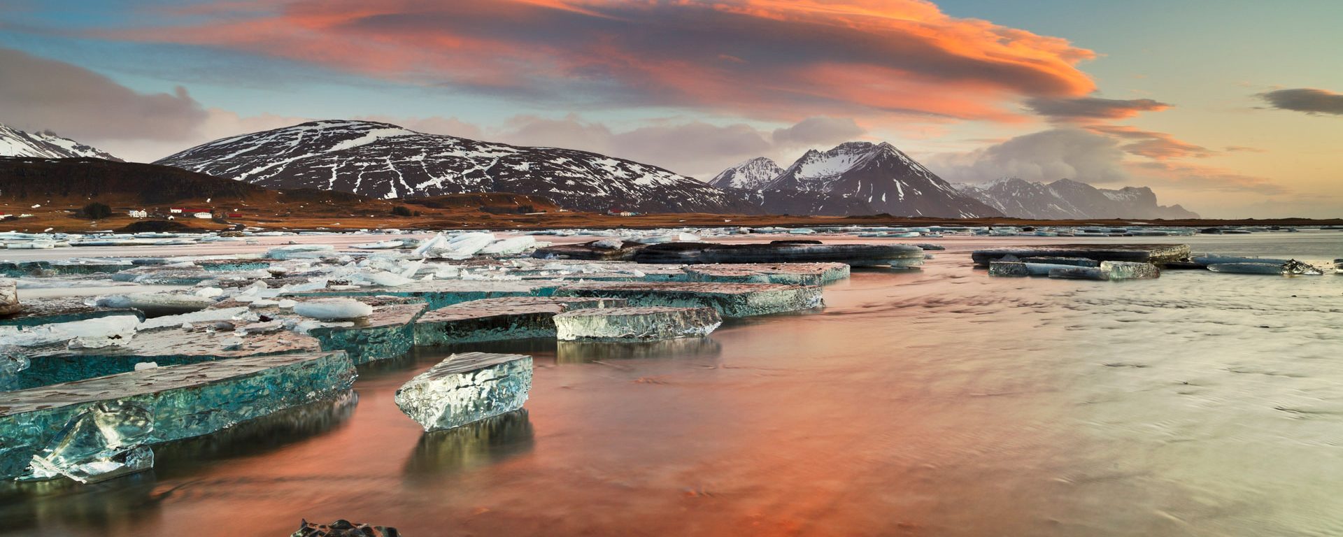 Iceland, South Iceland, Ice on the lagoon reflecting the colors of dawn