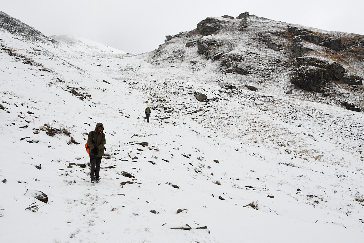 Hiking through the snow on Kuari Pass in India