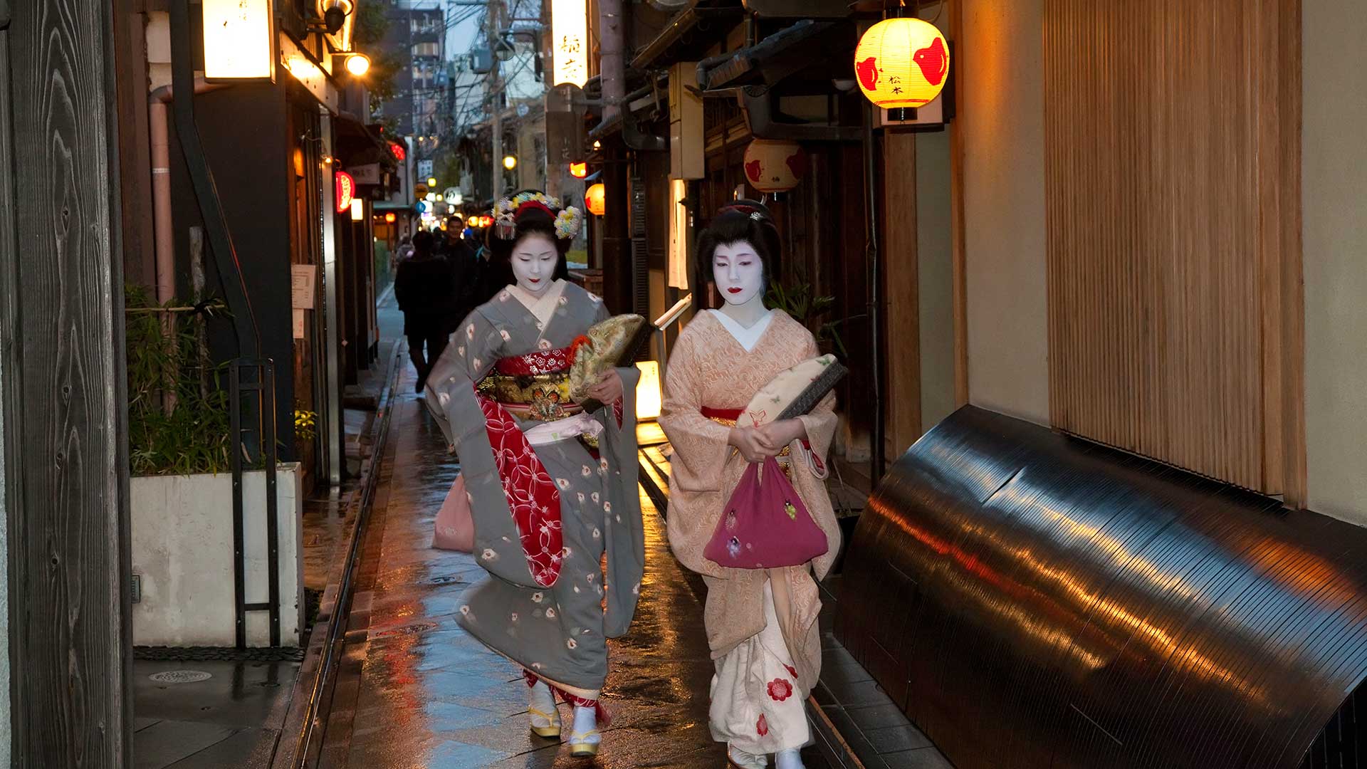 Geisha, in narrow alley, Gion District, Kyoto, Japan