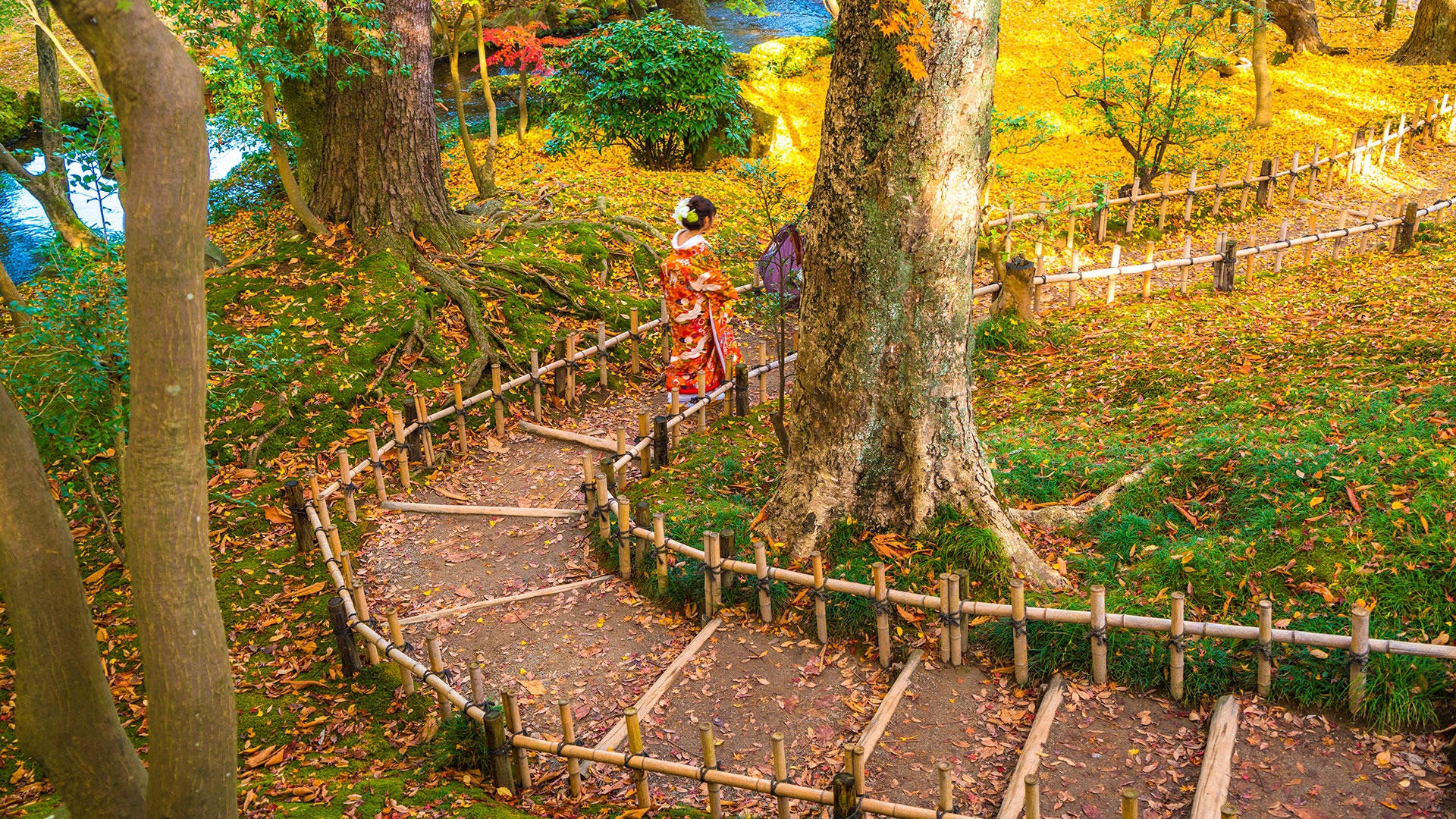 Japanese woman in traditional dress, Kenrokuen Garden, Kanazawa, Japan