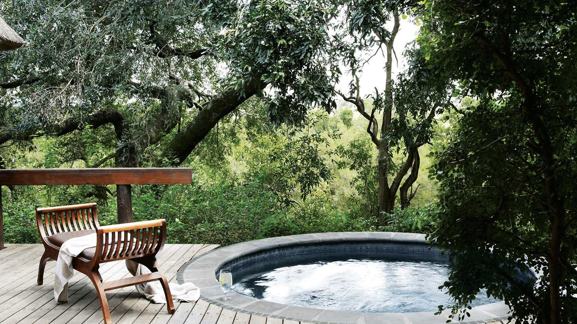 Londolozi Varty Camp hot tub