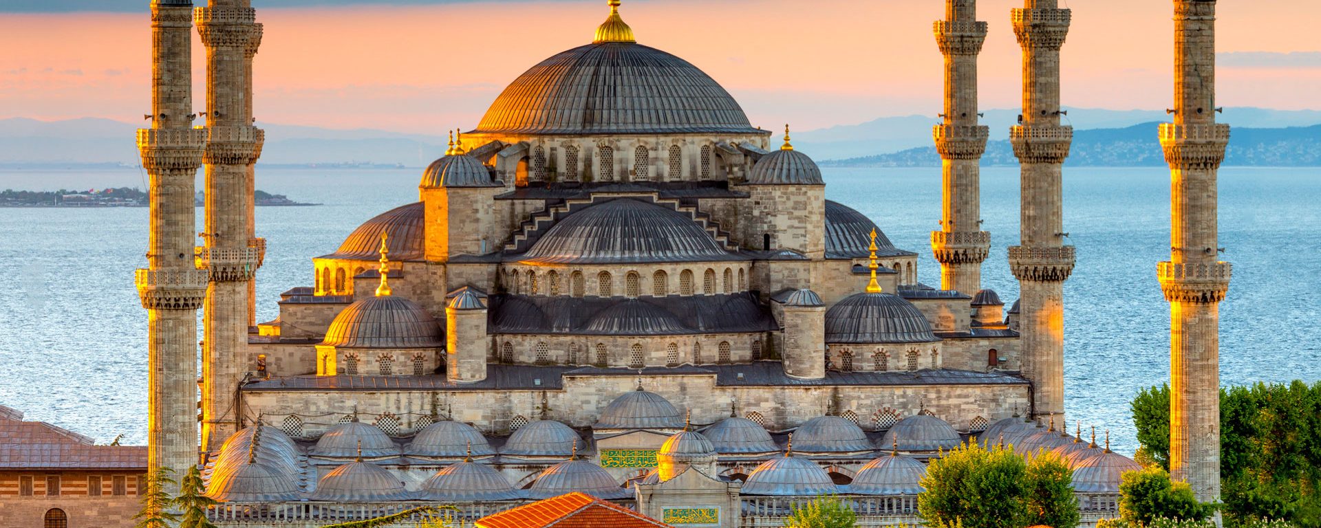 Blue Mosque at sunrise, Istanbul, Turkey